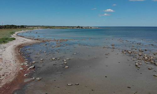 Bläsinge strand med Bläsinge hamn.