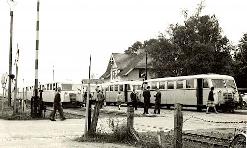Rälsbussar vid Färjestadens station Foto: Torslunda hembygdsförening