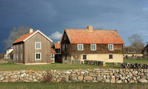 Tvåvånings parstuga och en manbyggning på hög källarfot. Foto: Stefan Svenaeus