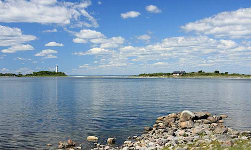 Grankullaviken med fyren Långe Erik (Stora Grundet) och Lilla Grundet. Foto: Stefan Svenaeus 2014