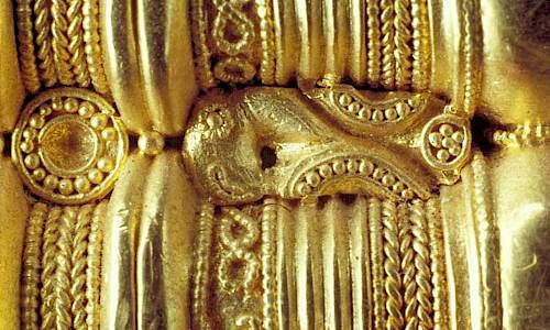 Närbild på halskrage från Färjestaden. Foto: Historiska museet