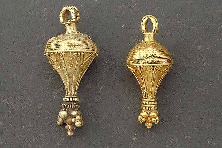 Dessa berlocker hittades i en bortbruten grav under ett stenröse i Hörninge. Foto: Historiska museet (Ulf Bruxe, Creative Commons Erkännande 2.5 Sverige)