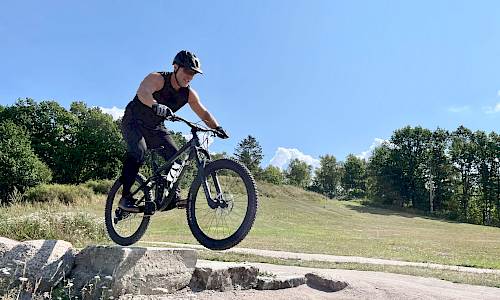 MTB-cyklist vid Färjestadens MTB arena. Foto Sally Neander.