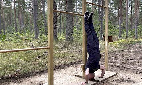 Handstående armhävningar demonstrerade av Allt på Ölands tekniska chef. Foto Sally Neander.