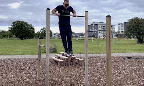 Muscle up (jättehäv) utförd av Allt på Ölands CTO. Foto: Sally Neander